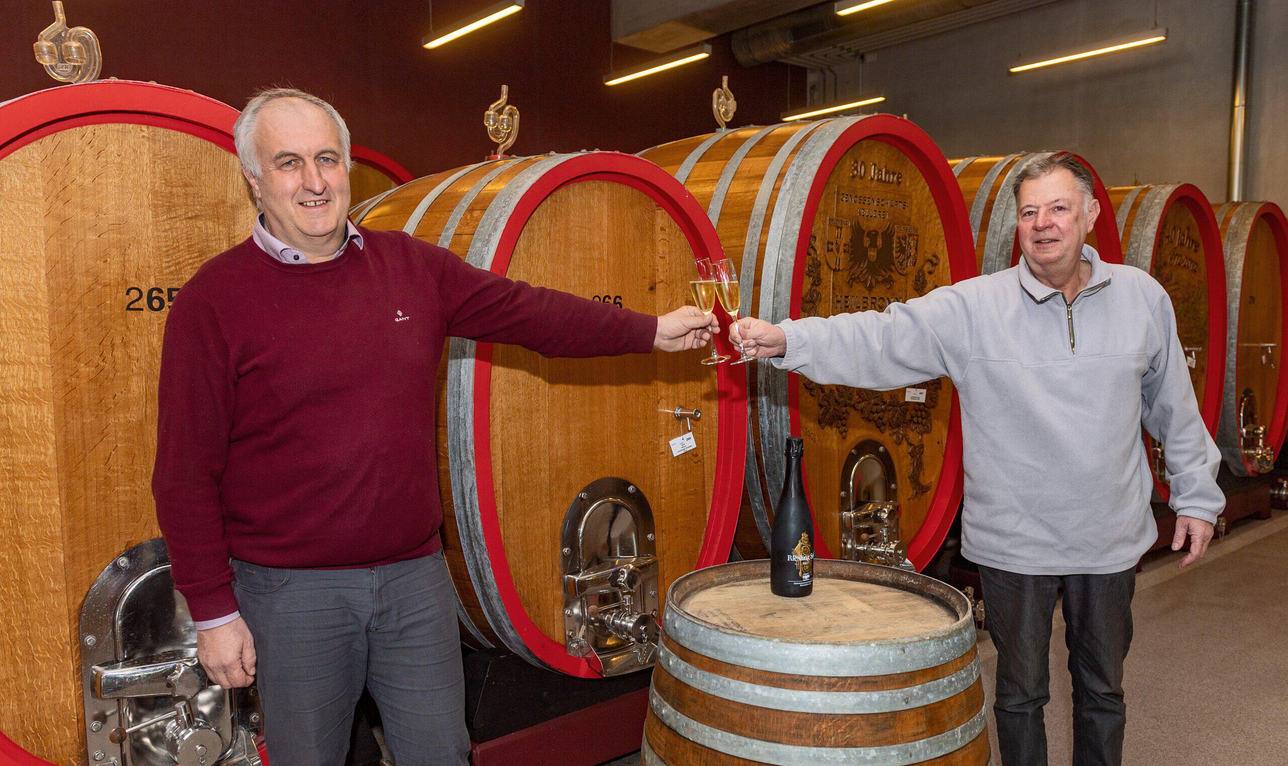 Justin Kircher (links) und Hans-Jürgen Ott prosten sich mit dem Sekt zu, der bei der Online-Weinverkostung für einen guten Zweck das Entrée bildet.