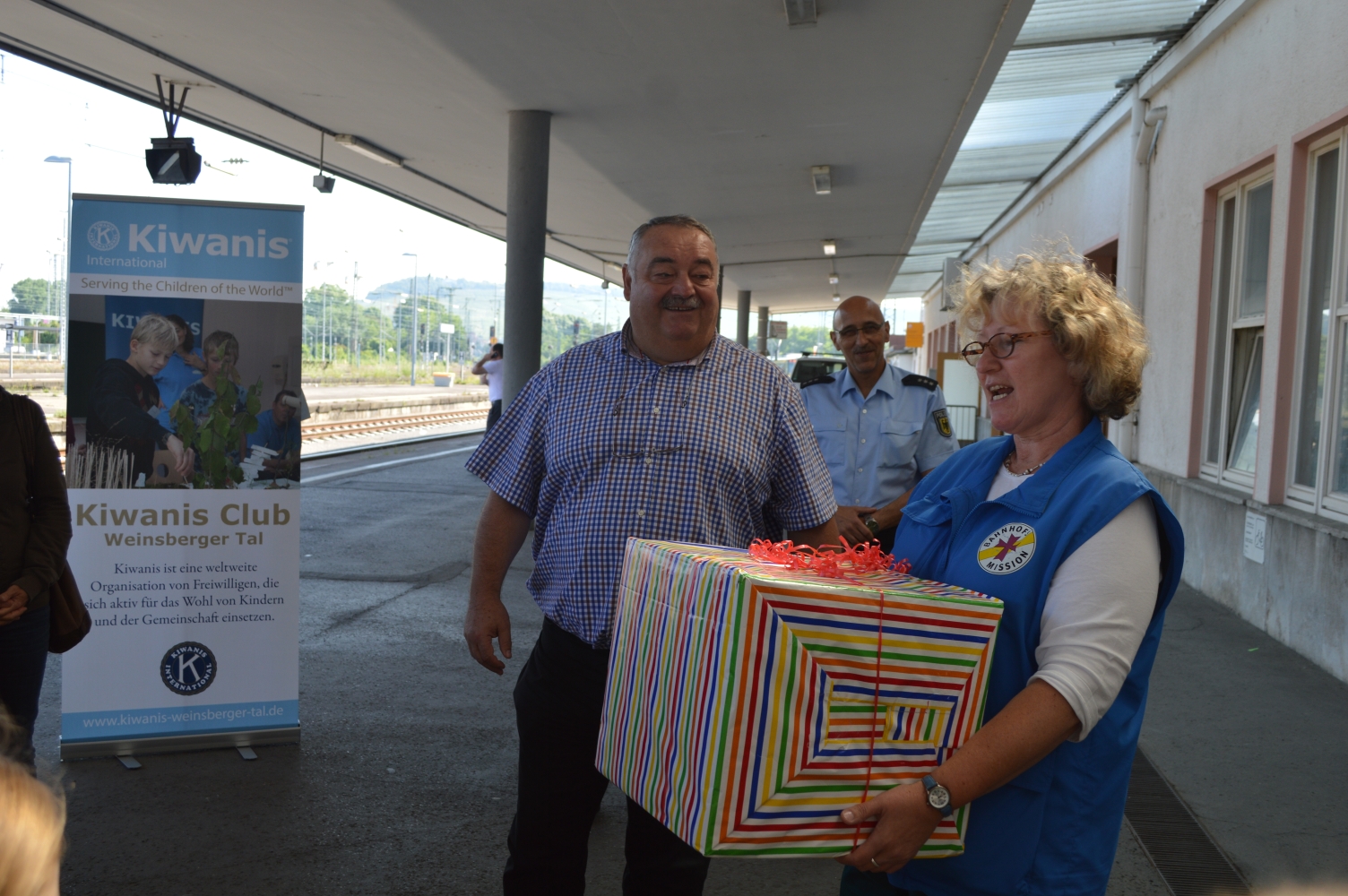 Präsident Erwin Nitsche übergibt Spielzeugkiste an Bahnhofsmission
